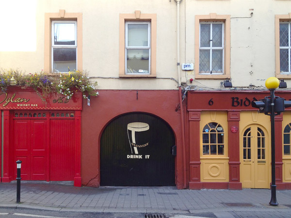 Door to a courtyard beer garden along Lower John Street, Kilkenny.